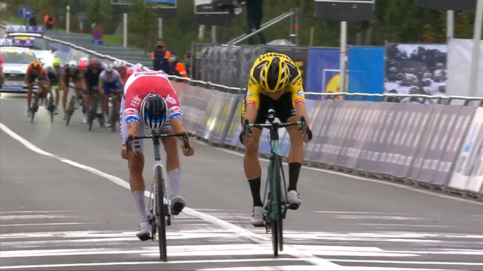 Giro Fiandre, van der Poel d'un soffio su van Aert. Alaphilippe ko