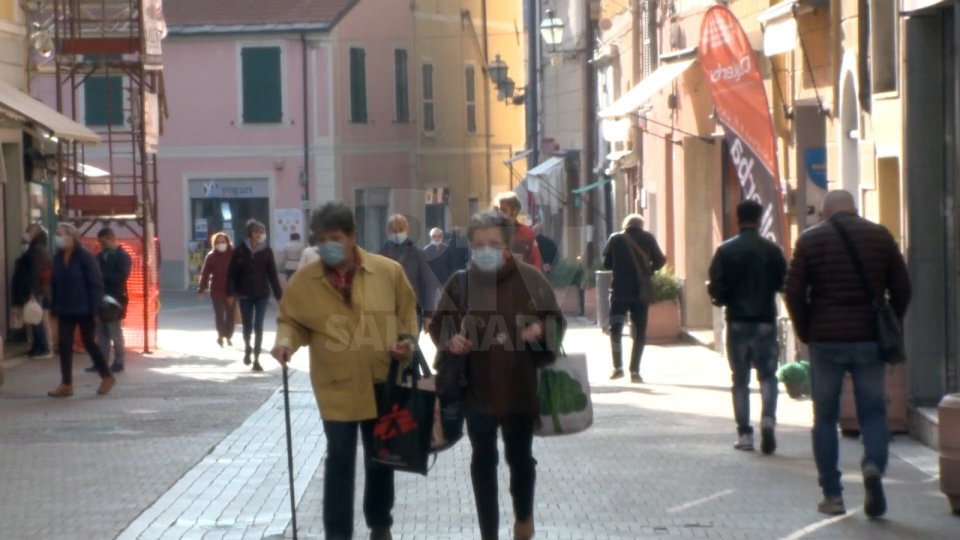Emilia Romagna emette l'ordinanza anti assembramenti: negozi chiusi nei festivi