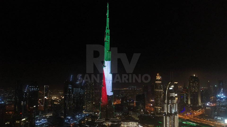 Il tradizionale spettacolo di luci e fuochi artificiali organizzato ogni anno al Burj Khalifa