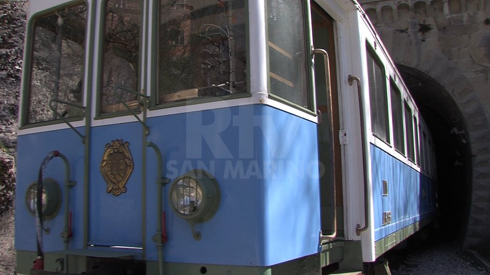Il treno bianco-azzurro a San Marino Città