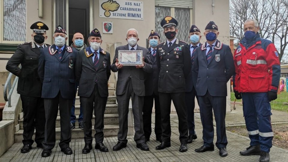 L’Associazione Carabinieri in Congedo di Rimini consegna all’Avvocato Cesare Brancaleoni l’attestato di “Socio Benemerito”