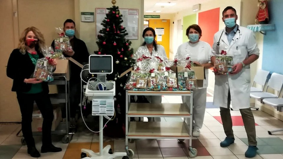 Dottor Clown Rimini dona regali e un monitor al reparto di Pediatria dell'Infermi