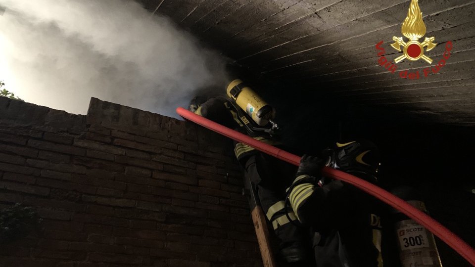 Rimini: incendio in un giaciglio di fortuna, intervengono i Vigili del fuoco