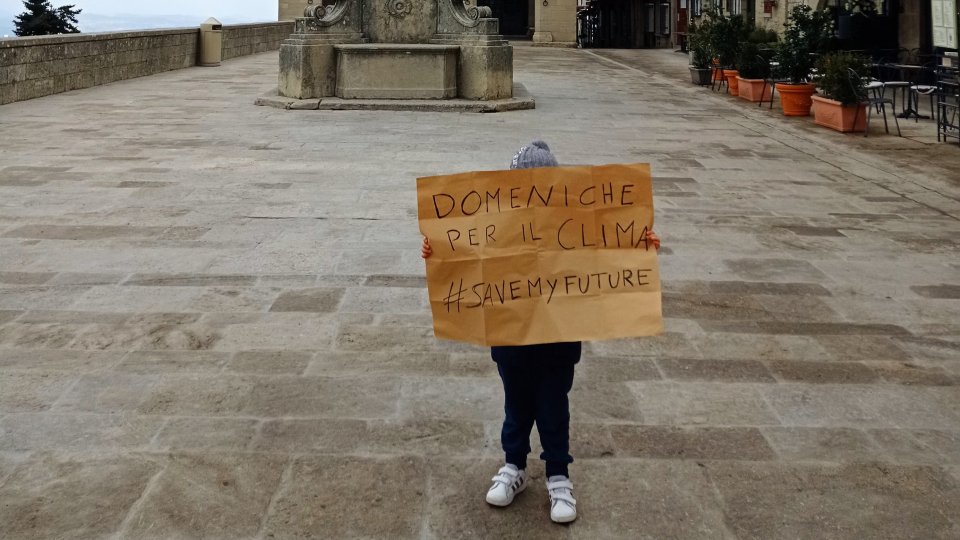 La giovanissima "attivista" in Piazza della Libertà a San Marino