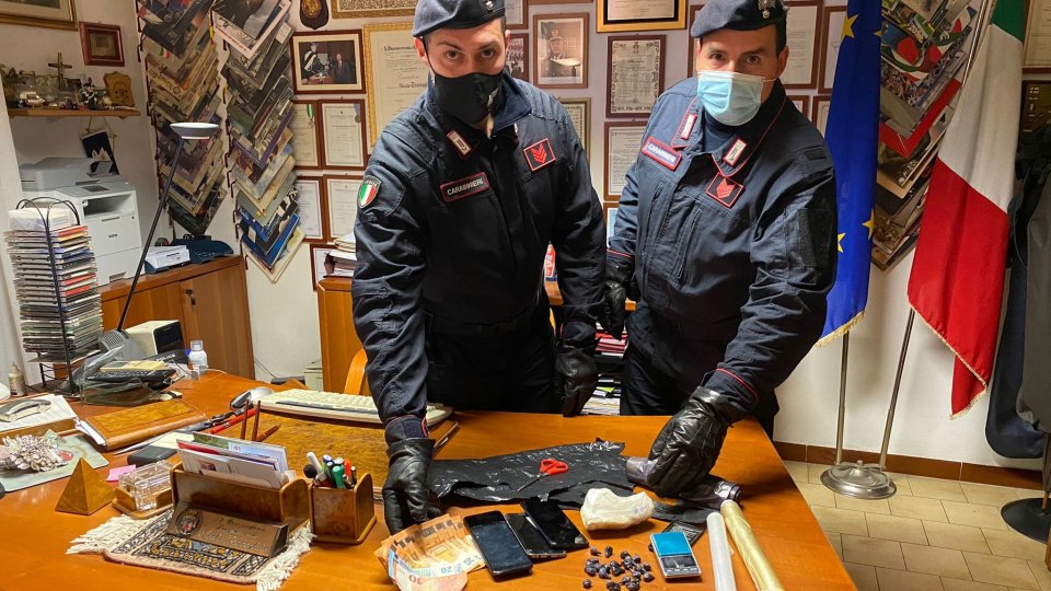 Misano Adriatico, market della cocaina in un residence: arrestato 22enne