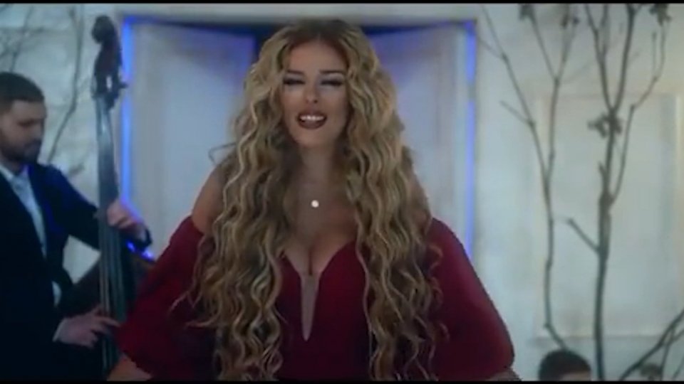 La cantante albanese Anxhela Peristeri si rivolge ai sammarinesi