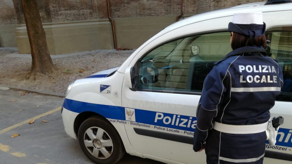 Insultati da un 26enne, gli agenti della Polizia Locale di Riccione devolvono il risarcimento allo Ior