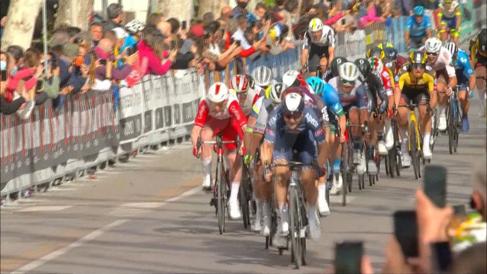 Giro d'Italia: a Cattolica vince Ewan, Landa si ritira