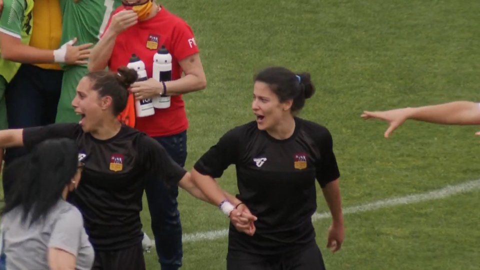A destra la centrocampista Ilaria Filippi