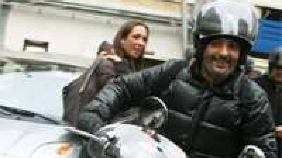 Roma: Incidente per Fiorello. In scooter investe pedone