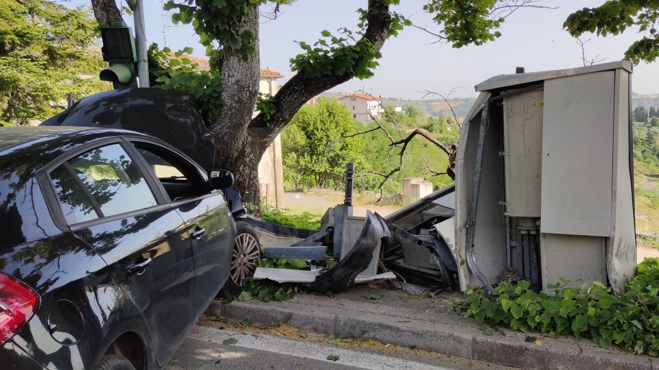Montegiardino: auto esce di strada e distrugge semaforo