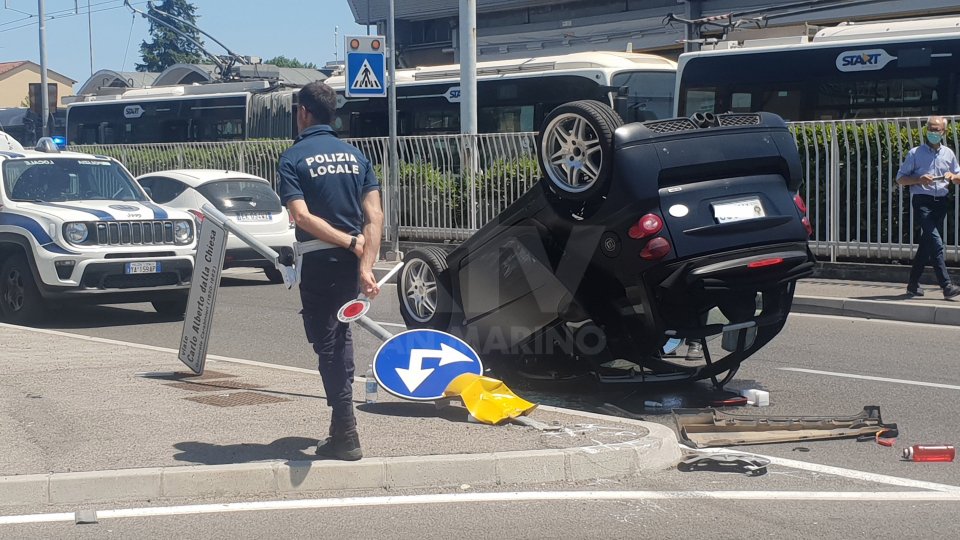 Rimini: auto sammarinese finisce cappottata dopo uno scontro