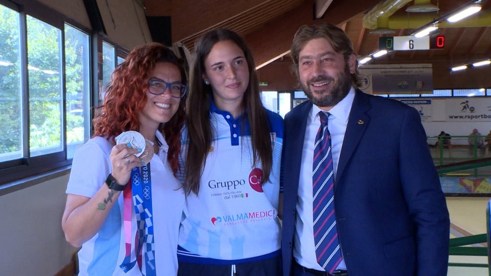 Il Segretario al Turismo Federico Pedini Amati con Alessandra Perilli (bronzo e argento Tokyo 2020 nel tiro a volo) e Stella Paoletti (vice campione del Mondo specialità raffa)