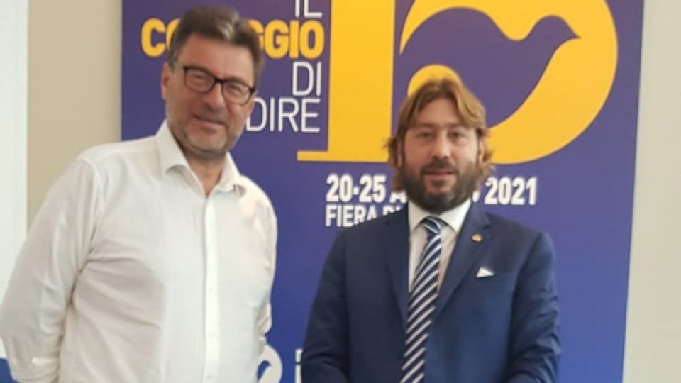Il Segretario Federico Pedini Amati e il Ministro Giancarlo Giorgetti a colloquio al Meeting di Rimini per ampliare la collaborazione in tema Poste