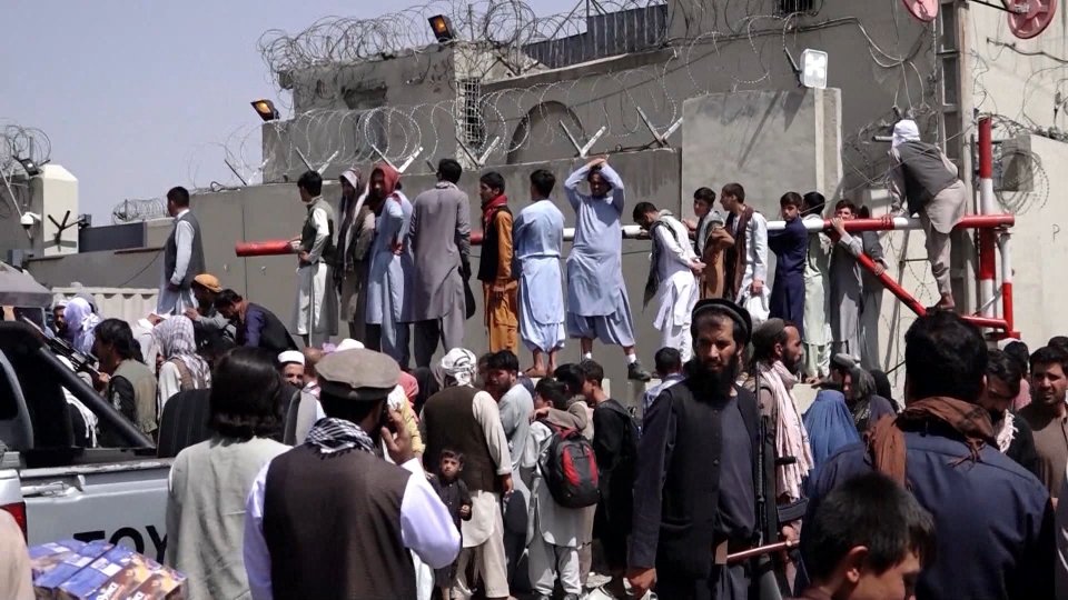 Afghanistan: corsa contro il tempo all'aeroporto di Kabul, mentre incombe il rischio di attentati