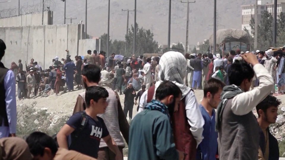 Afghanistan: attacco terroristico all'aeroporto di Kabul. Strage di civili afghani