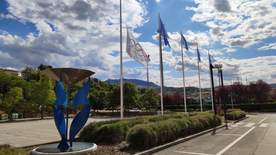 Bandiera olimpica a mezz’asta in onore dell’ex presidente del CIO Jacques Rogge
