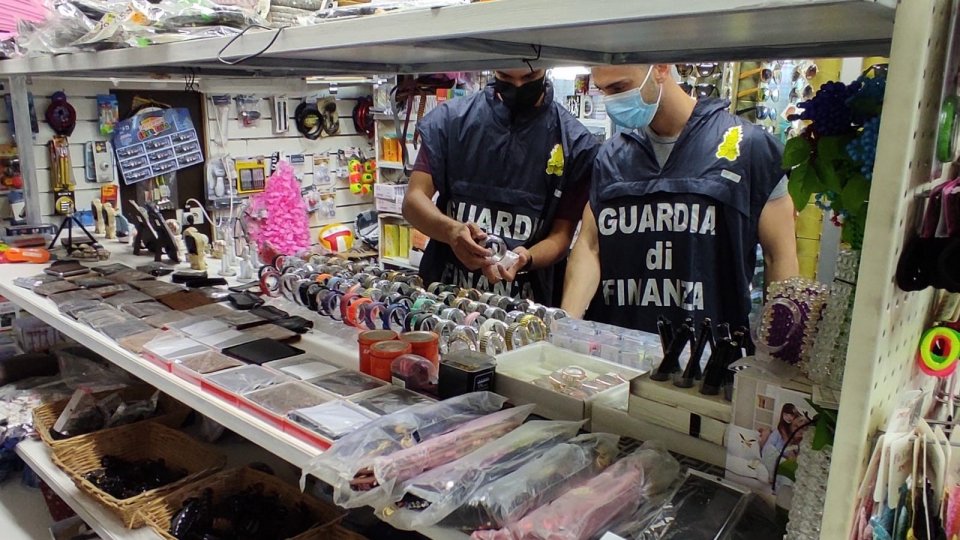 Guardia di Finanza Rimini: sequestrati capi di abbigliamento contraffatti e giocattoli non sicuri