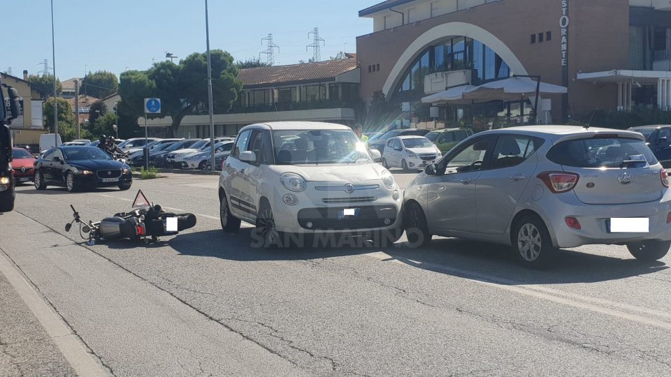 Tre mezzi coinvolti in un incidente a Riccione, motociclista trasportato in ospedale