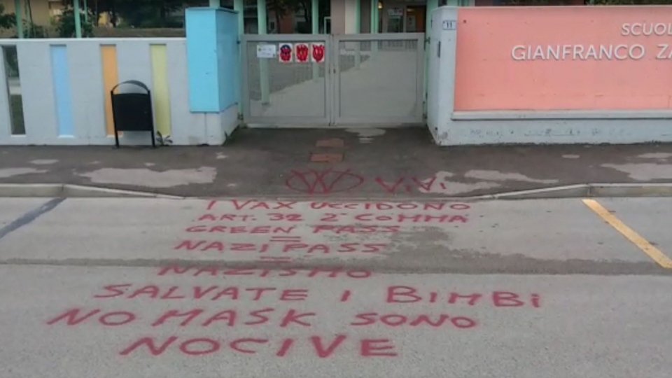 San Mauro Pascoli: vandali in azione in due istituti scolastici