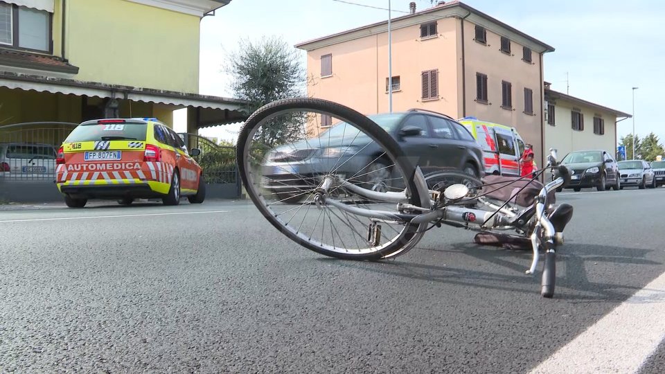 Rimini: causa incidente in bicicletta, poi scappa