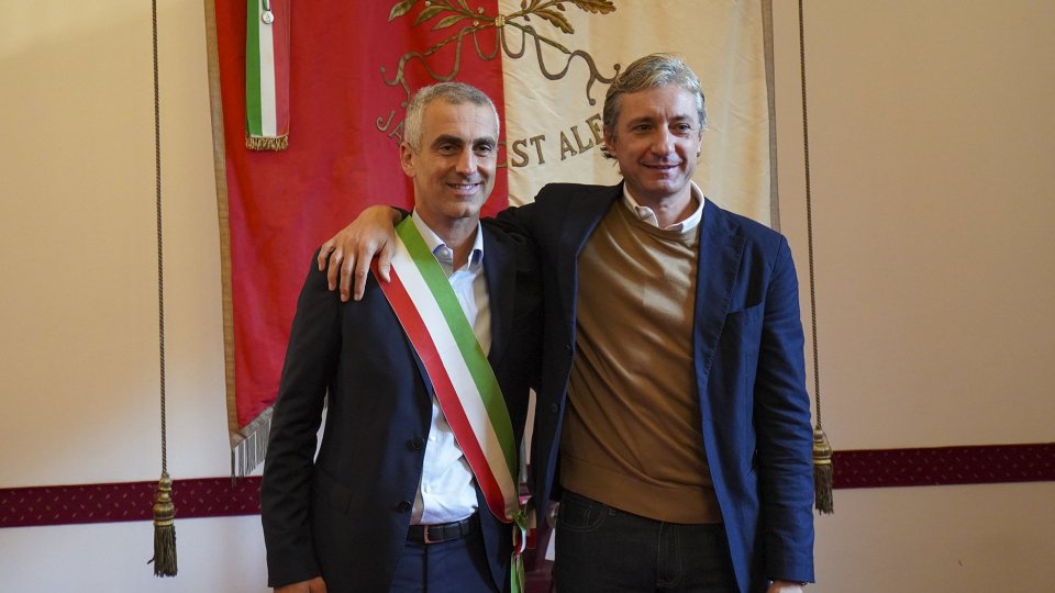 Jamil Sadegholvaad riceve la fascia tricolore da Gnassi e diventa sindaco