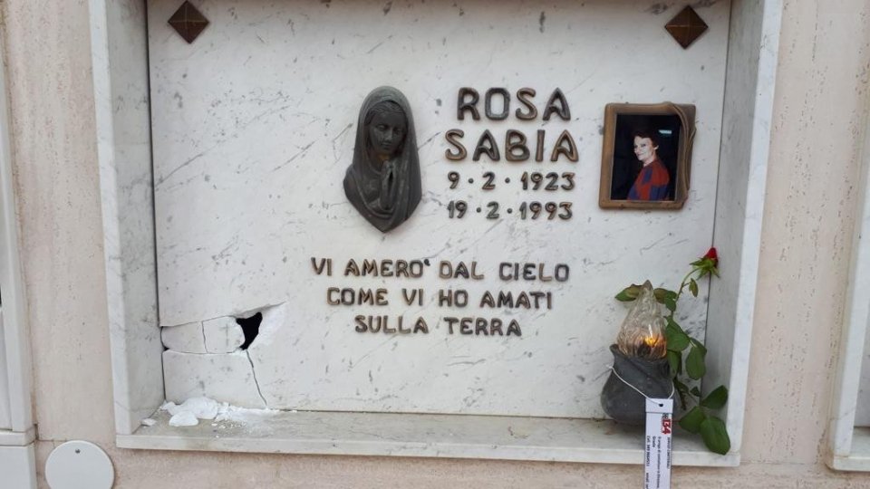 Cerasolo: alcune tombe danneggiate da ignoti, indaga la Polizia Locale