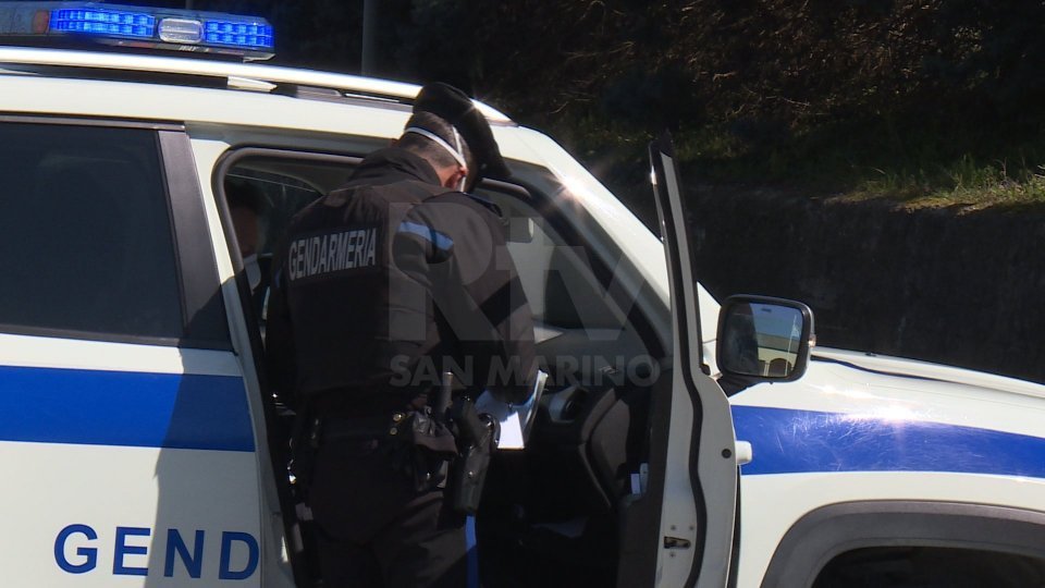 Gendarmeria sventa furto a Dogana e denuncia italiano per droga