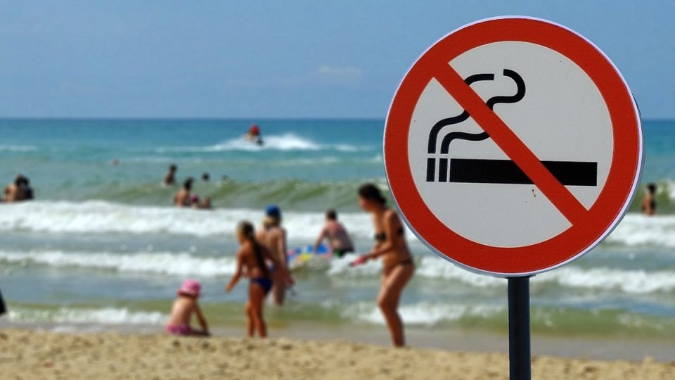 La Spagna vieta il fumo in spiaggia