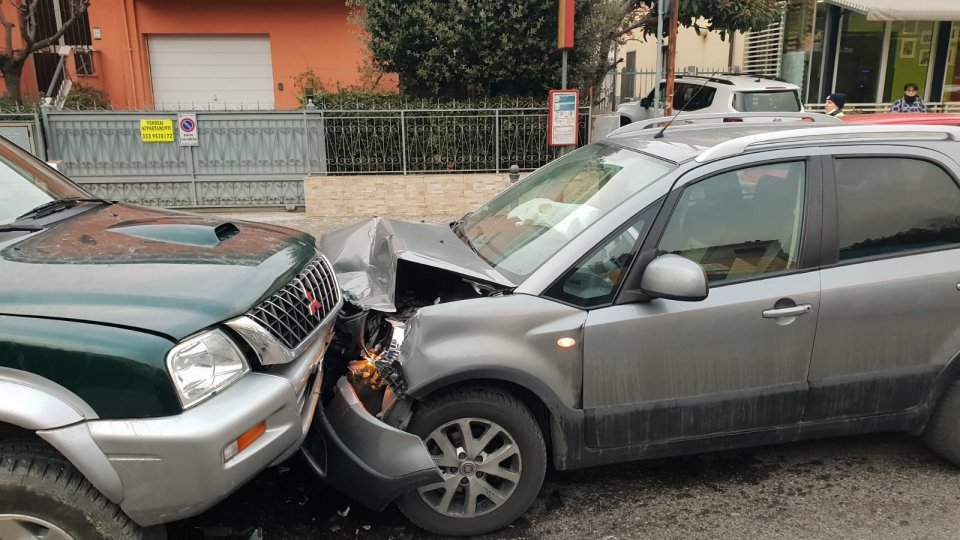 Rimini: auto sammarinese invade la corsia opposta e si scontra con un pickup