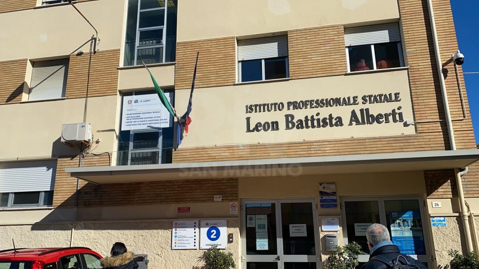 Rimini: 15enne accoltellato a scuola, è reazione al bullismo