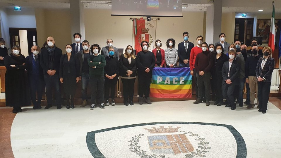 Il Consiglio comunale di Rimini contro la guerra: la bandiera della pace in aula per l’apertura dei lavori