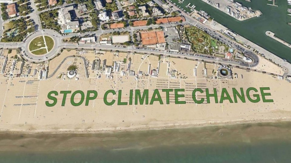 10 mila persone sulla spiaggia di Rimini per formare la scritta umana da record “Stop Climate Change”