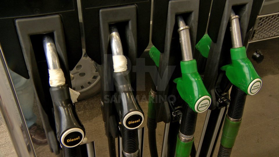 Benzina: schizza prezzo servito, fino a 2,111 euro/litro