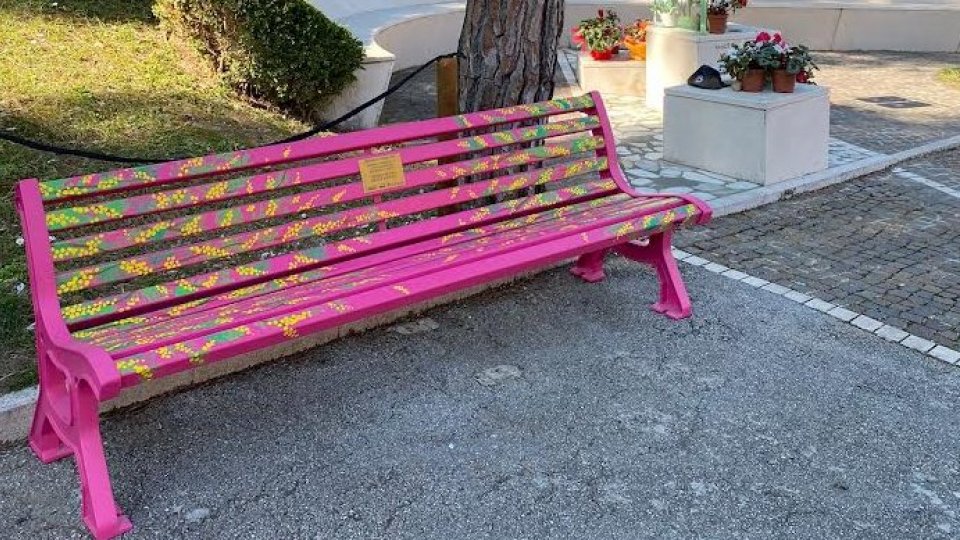 Coriano: inaugurata la panchina decorata con i colori della mimosa