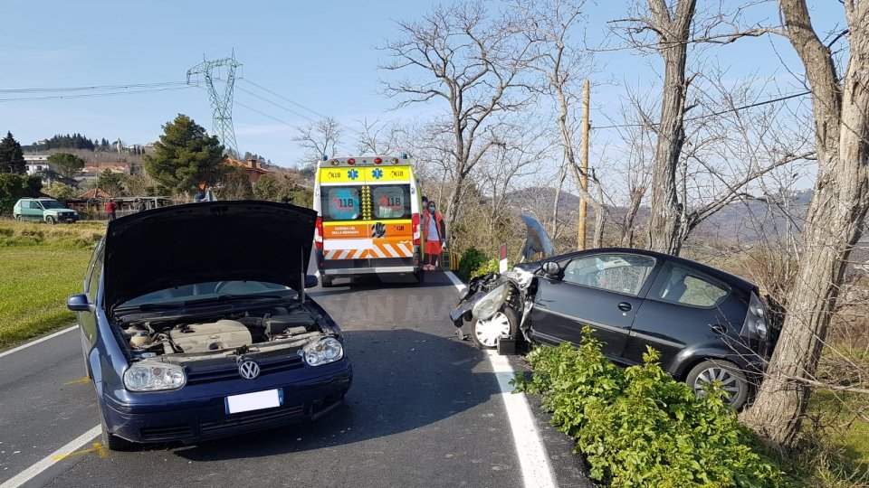 Rimini: incidente tra Golf e Citroen C1, due donne e due bambini in ospedale