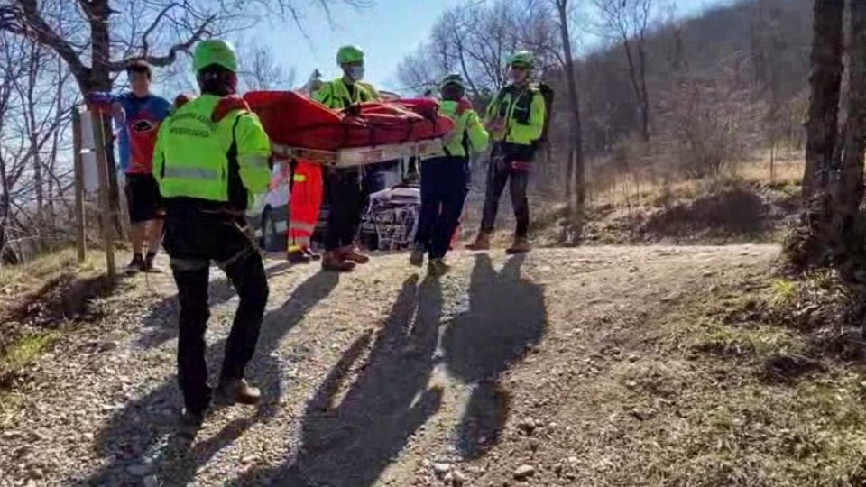 Cade in mountain bike sul Monte Pincio: due ore per le operazioni di soccorso. 24enne al Bufalini