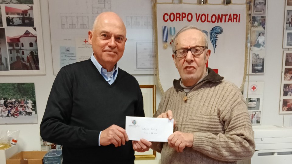 In foto la consegna della donazione del Panathl club di San Marino da parte del dott. Leo Achilli