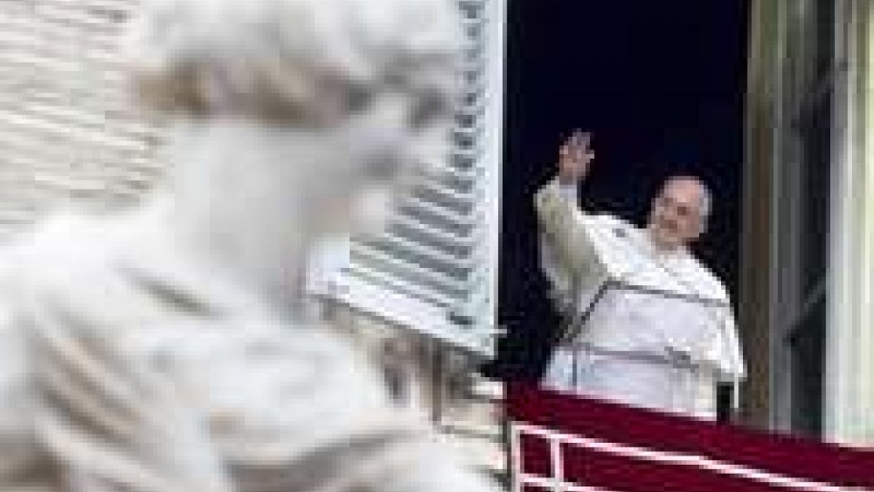 Papa Francesco: prego per passeggeri aereo malese e nave fiamme