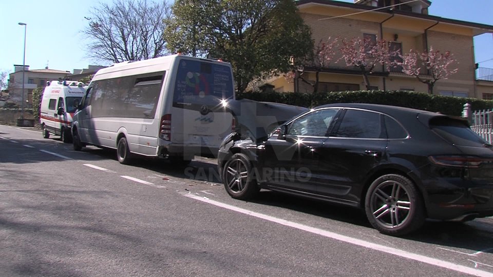 Serravalle: Porsche tampona furgone ATI, nessuna grave conseguenza