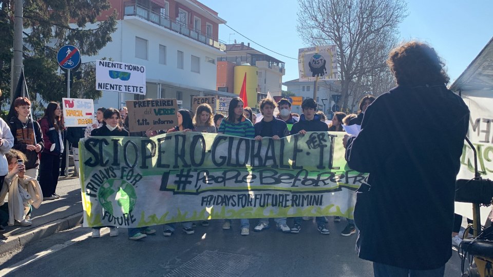 Fridays for Future: 300 studenti e studentesse, insegnanti e bambini a Rimini in piazza per il clima