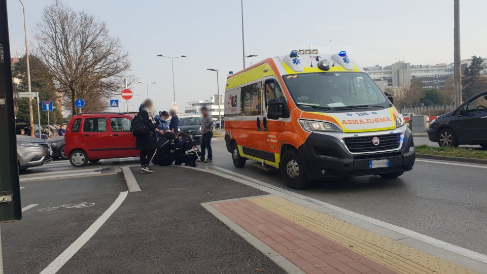 Rimini: ciclista travolta da auto, trasportata al Bufalini