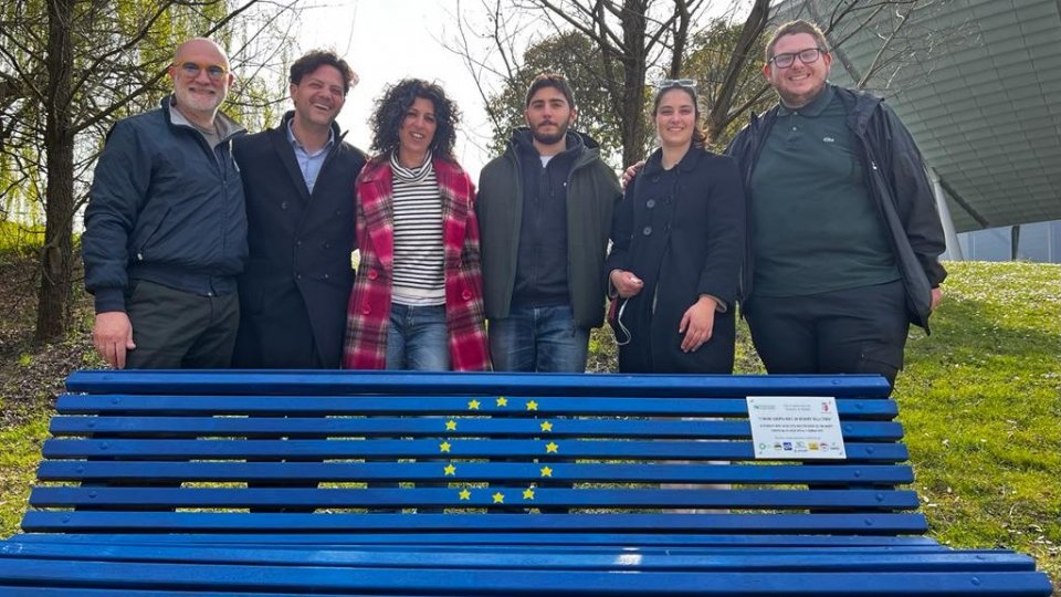 Imbrattata dai vandali, la panchina europea dedicata a David Sassoli è stata ripristinata