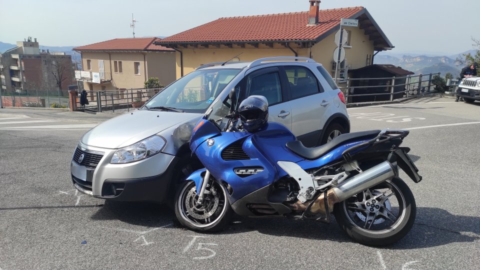 Moto contro auto a Montalbo, ferite lievi per il motociclista