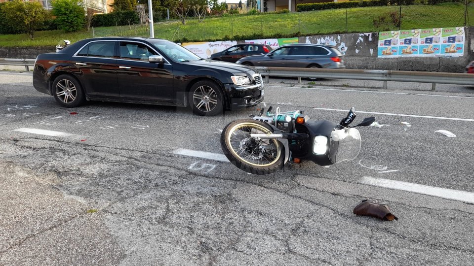 Incidente a Fiorina: tamponati padre e figlia su una moto
