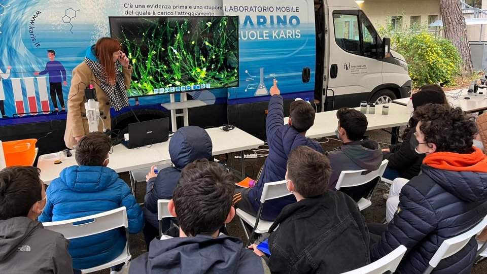Rimini, il lab mobile Karis analizza la salute del mare con gli studenti delle medie Marvelli