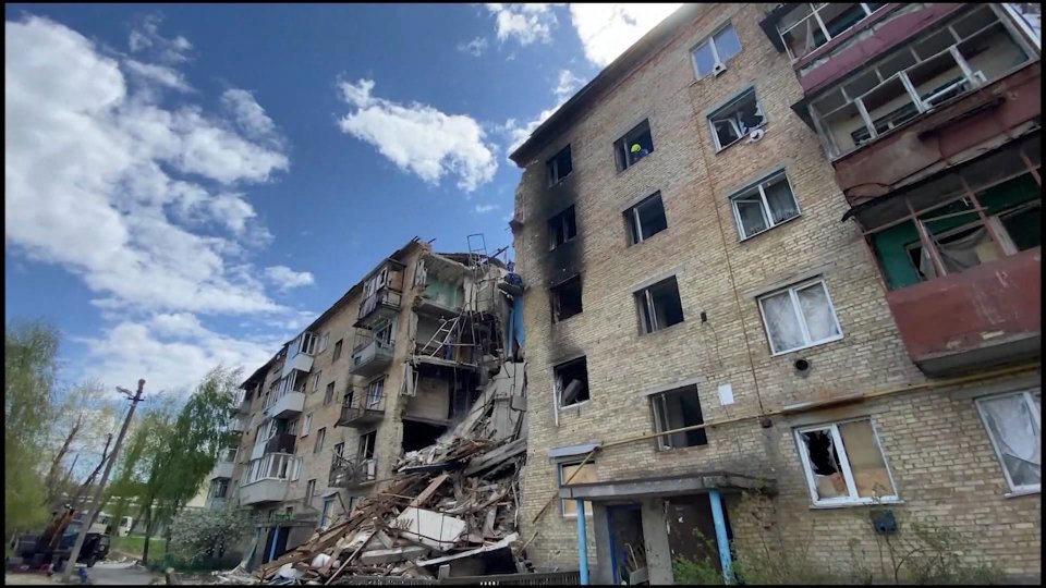 Russi sparano su civili, scrivono agenzie ucraine. Biden destina 150 mln di aiuti militari a Kiev