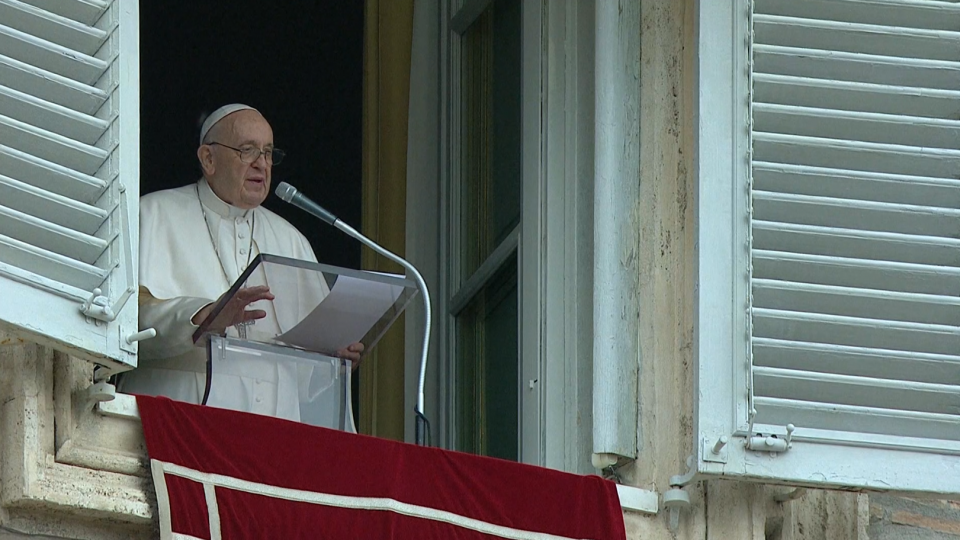 Papa Francesco: “Un applauso alle mamme”