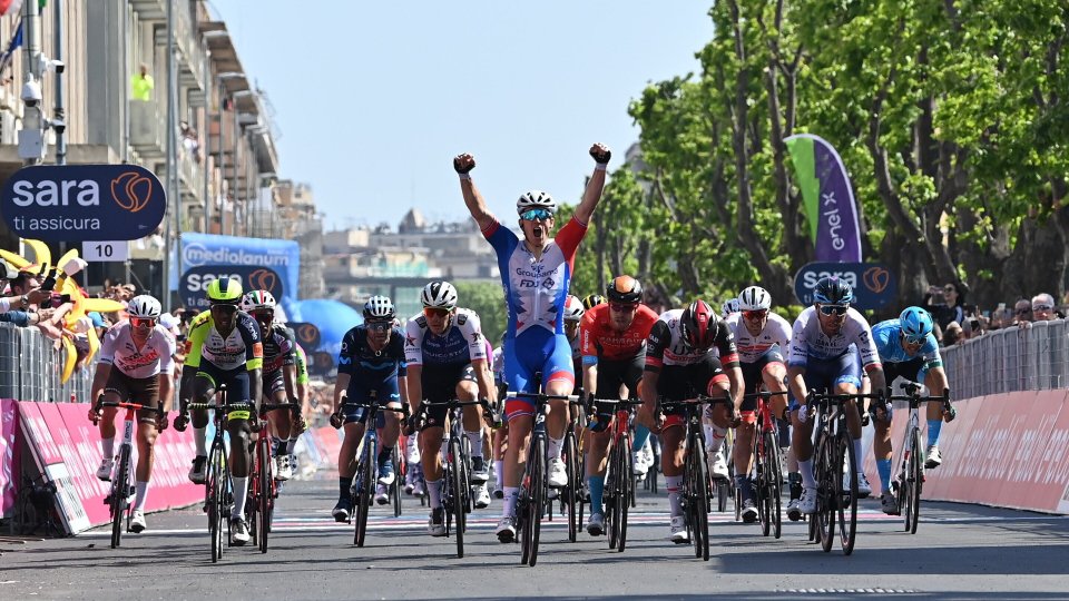 Arnaud Démare vince la quinta tappa del Giro d'Italia. Juan Pedro Lopez è ancora in Maglia Rosa