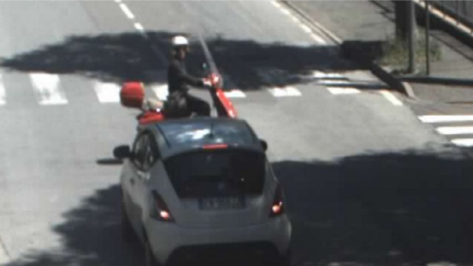 Rimini: auto passa col rosso, motociclista “vede la morte in faccia”